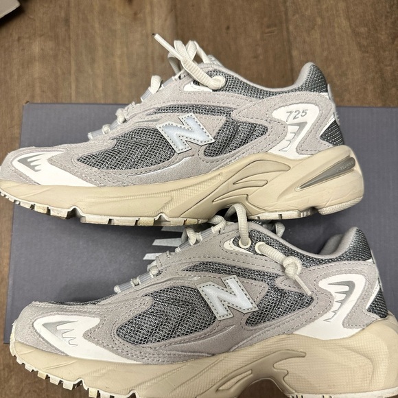 New Balance 725 Sneaker Gray Womens 6 men's 4.5 - Picture 3 of 5